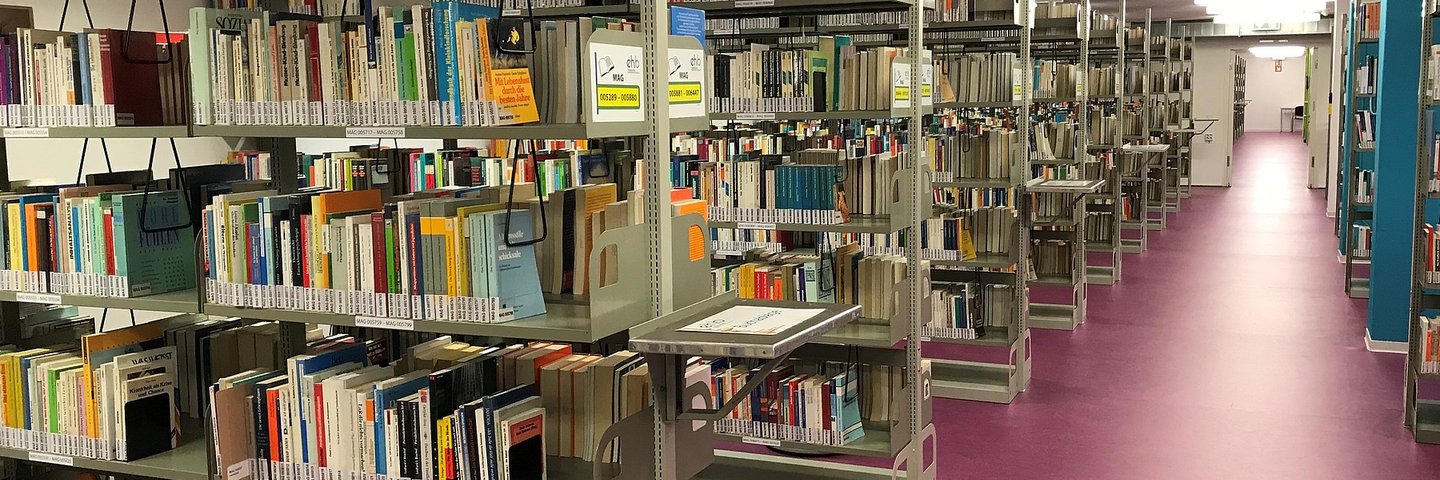 Mehrere Bibliotheksregale gefüllt mit Büchern im Magazin der Bibliothek