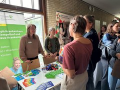 Praxismesse 2024: Austausch am Info-Stand des St. Joseph Krankenhauses