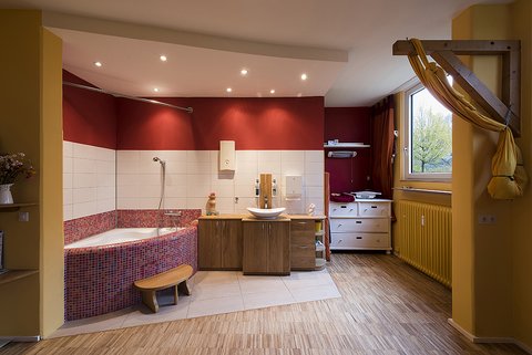 Gemütlicher Raum mit Badewanne