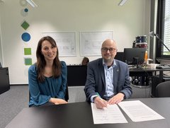 Vertrag unterzeichnet: EHB-Präsident Prof. Dr. Sebastian Schröer-Werner und Ewa Tränkner, Geschäftsführerin der Landesagentur Duales Studium Berlin. Foto: EHB