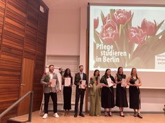 Absolvent:innen der generalistischen Pflegeausbildung mit ihren Abschlusszeugnissen im Audimax. Foto: EHB