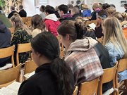 Besucher:innen des Gottesdiensts