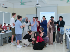 Theaterpädagogischer Input: Gruppenübung im Seminar an der VJU