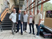 Gruppenfoto im Foyer des F-Gebäudes: Prof. Dr. Sven Lück (l.), Studiengang Bachelor of Nursing, Prof. Dr. Sebastian Schröer-Werner (l.), Präsident der EHB, Klaas-Heufer Umlauf (m.), Prof. Dr. Michael Komorek (r.), Vizepräsident der EHB und Andreas Flegl, Kanzler der EHB. Foto: EHB