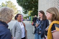 EHB-Mitarbeiterinnen und Gast im Gespräch beim Get-Together: Christiane Janßen-Tapken (links) sowie Marie-Luise Junghahn (2. von rechts) und Prof.in Dr. Sandra Altmeppen (rechts).