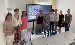 Aus ganz Deutschland reisten die Teilnehmenden an (v.l.n.r.): Prof. Dr. Angelica Ensel (DGHWi), Prof. Dr. Dorothea Tegethoff (EHB, methodologische Beraterin ), Anke Wiemer (QUAG e.V.), Nora Sandig (Geburtshaus „Aus dem Bauch heraus“ in Leipzig), Dr. Nancy Stone (Projektleiterin), Judith Krauleidies (SHK), Heidi Heimbs (Geburtshaus in Kassel), Melissa Alveron (Geburtshaus in Frankfurt a.M.) und Maria Untch (Mother Hood e.V.)