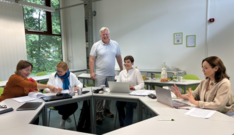 Professor:innen der Lviv Polytechnic National University und EHB-Kolleg:innen beim gemeinsamen Sprachkurs im Seminarraum der Evangelischen Hochschule Berlin. Foto: EHB