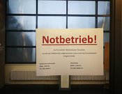 Hinweis zum Notbetrieb am Eingang des Hauptgebäudes