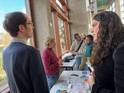 Martin Leutner und Tanja Reith (Mitte) aus dem Internationale Office am Stand im Foyer