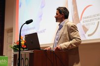 Tobias Jarzombek-Guth (Projektleitung Inklusion, ESS EKD) bei der Eröffnung der Tagung