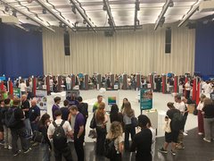 Ausblick ins Foyer auf die Informationsstände. Foto: EHB