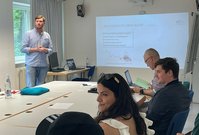 Prof. Dr. Florian Hinken (links), Soziale Arbeit, referiert zum Thema Legalisierung Cannabis