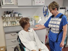 Professorin Dr. Cornelia Heinze (rechts mit Kühlweste) im SkillsLab Pflege der EHB