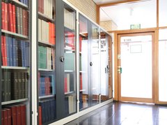 Lesesaal mit Zeitschriftenbestand