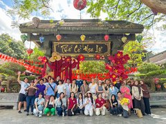 Stadttor Ninh Binh: Gruppenbild am Tor der Altstadt von Ninh Binh