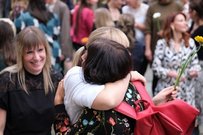 Glückwünsche und geselliges beisammensein auf dem EHB Gelände