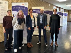 Viola Strittmatter (Geschäftsführung ZFW), Yvonne Heide (Koordinatorin Kinderhospiz- und Familienbegleitdienst), Kerstin Kurzke (Leitung Hospiz- und Trauerarbeit Berlin), Prof. Dr. Sebastian Schröer-Werner (Präsident der EHB), Maria Forkel (Veranstaltungsorganisation) (v.l.n.r.). Foto: EHB<br />