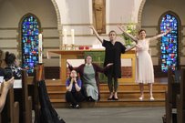 Theaterpädagogin Frieda Eilmess brachte mit den Gemeindepädagog:innen bewegliche Standbilder auf die Bühne 