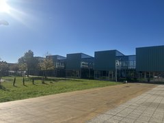 Blick auf die Schule