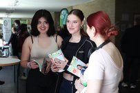 Schüler:innen im E-Flur