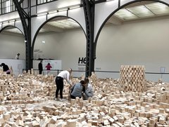 Studierende unmittelbar im Kunstwerk von Lina Lapelytė eingebunden. Foto: Sidonie Engels. EHB