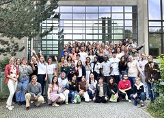 Gruppenbild der Teilnehmenden am Kick Off International Summer School 2026 am 24. August vor dem Hauptgebäude der EHB. Foto: HoKom/EHB
