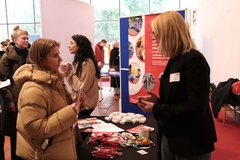 Beratung und Austausch an den Ständen bei ehb.connect