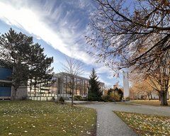 EHB-Campus: Blick auf das Hauptgebäude und die Kirche 