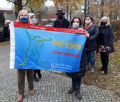 Frauenbeauftragte Dr. Dagmar Kubanski (links) mit Mitstreiter*innen und Aktions-Fahne