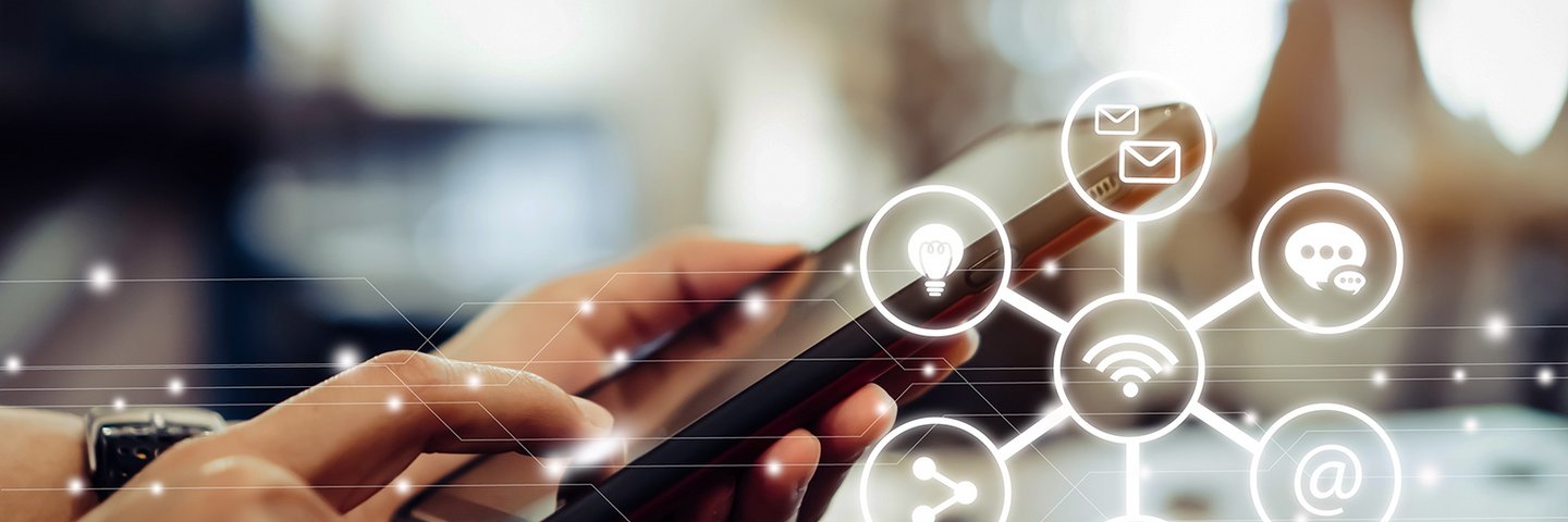 Hände halten Smartphone und tippen auf dem Bildschirm
