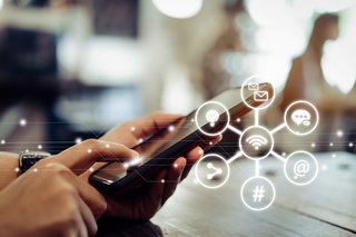 Hände halten Smartphone und tippen auf dem Bildschirm