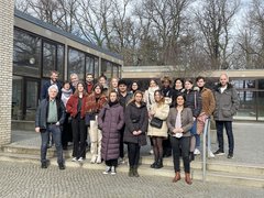 Pflege-Studierende von EHB, ASH Berlin und Charité nach dem Gespräch mit der Abgeordneten Aferdita Suka, Mitglied des Abgeordnetenhauses von Berlin (Wahlkreis Tempelhof). Fraktion Bündnis 90/ Die Grünen (vorne rechts) am 2. März 2022 auf dem Campus der Hochschule.