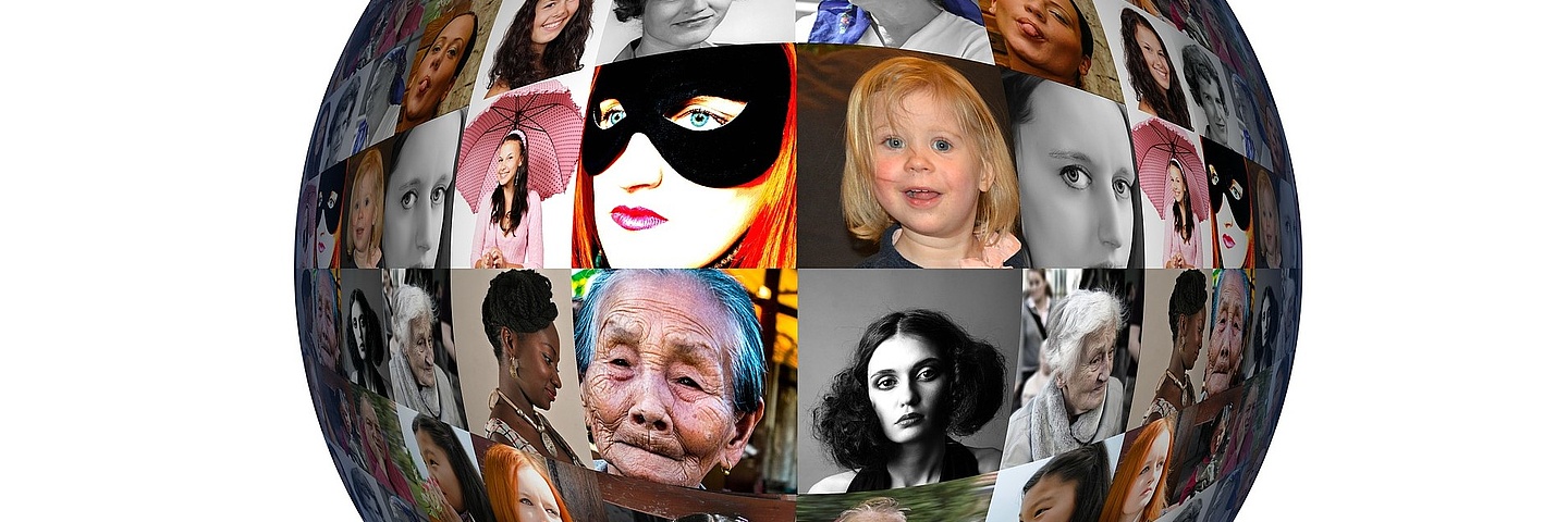 Weltkugel mit Frauenportraits