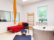 EHB-SkillsLab Hebammenwissenschaft: Blick in  den Kreißsaal2 mit Glaswand zum Regieraum