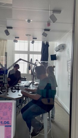 Studierende bei der Radiosendung