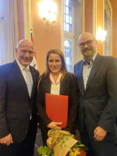 Kai Wegner, Regierender Bürgermeister von Berlin, Prof.in Dr. Mandy Mangler, EHB-Professorin mit Schwerpunkt Geburtsmedizin und Frauengesundheit, und EHB-Präsident Prof. Dr. Sebastian Schröer-Werner anlässlich der Verleihung am 1. Oktober 2024