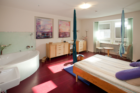 Zimmer mit Bett und Wanne