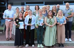 Gruppenbild: Stipendiatinnen, Vertreter:innen der fördernden Einrichtungen und Rektor der EHB