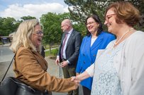 Dr. Ina Czyborra, Senatorin für Wissenschaft, Gesundheit und Pflege begrüßt zusammen mit Ellen Haußdörfer, Staatssektertärin für Gesundheit und Pflege, Senatorin für Mobilität, Verkehr, Klimaschutz und Umwelt ute Bonde (v.r.n.l.)