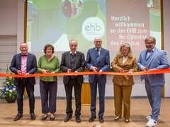 Banddurchschnitt bei der Wiedereröffnung des EHB-Campus am 31. Mai 2024. <br />
Detlev Mevius, Projektleitung BENE/iproplan, Maren Schellenberg, Bezirksbürgermeisterin von Steglitz Zehlendorf, Bischof Dr. Christian Stäblein, Evangelische Kirche Berlin-Brandenburg-schlesische Oberlausitz, Prof. Dr. Sebastian Schröer-Werner, Präsident der EHB, Ute Bonde, Senatorin für Mobilität, Verkehr, Klimaschutz und Umwelt, Senatsverwaltung Berlin, Andreas Flegl, Kanzler der EHB (v. l. n. r.)<br />