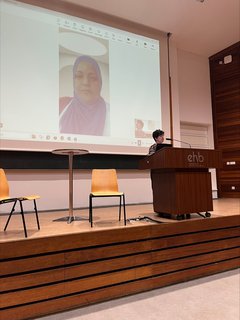 Referentinnen von Parents Circle – Families Forum im Audimax: Vared Berman auf dem Podium und Laila Al-Sheikh (online zugeschaltet aus Bethlehem/Palästina). Foto:EHB