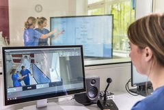 Das Foto zeigt Studierende im Regieraum und SkillsLab Hebammenwissenschaft an der EHB. Foto Florian von Ploetz, EHB