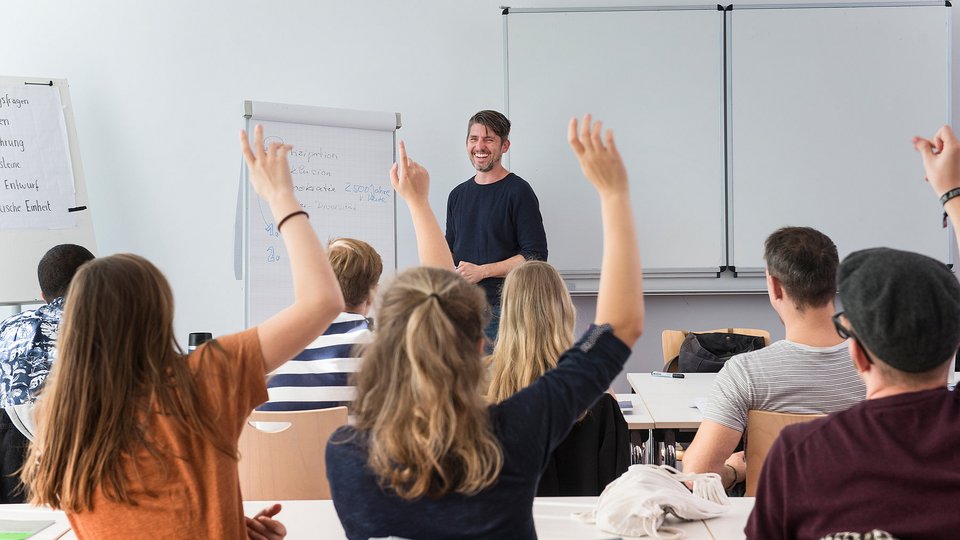 Studierende im Seminar an der EHB