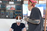 Studierende mit AR-Brille an einem der Projektstände der Transferale