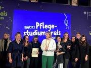 Bundesfamilienministerin Lisa Paus zusammen mit den Preisträger:innen bei der Verleihung am 18. November 2024 