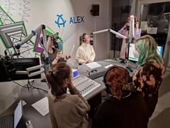 EHB Studierende bei der Radioproduktion im Studio von Alex Radio, Foto: Soziale Arbeit/EHB