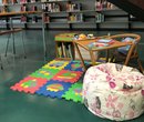 Kinderbücher, Spielzeug und Sitzmöbel für Kinder