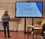 Prof.in Dr. Anna Koval präsentiert das Projekt TRACE. 