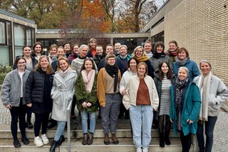 Das Gruppenbild zeigt viele Personen vor dem E-Gebäude der EHB.