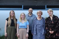 Bärbel Freier und Nico Hartung (Dietmar Freier Stiftung) zusammen mit den von ihnen geförderten Studentinnen